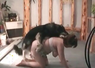 Nerdy mature trains her dog to bang her needy cunt when she needs that